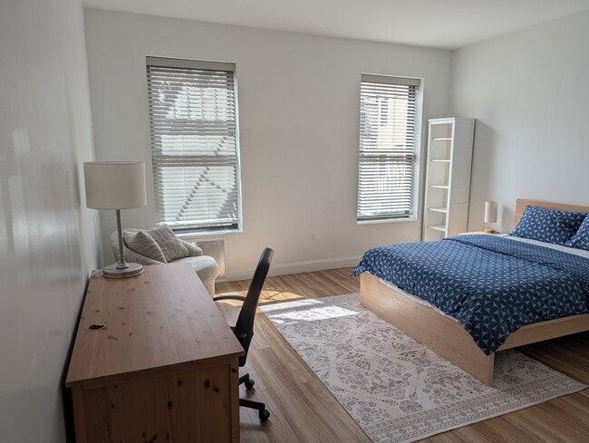 Photo - 418 W 51st St