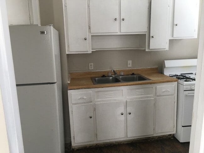 Building Photo - 368 N Roosevelt Ave Unit 6