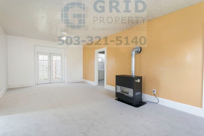 Photo - Charming 2 Bedroom Apartment Available in Milwaukie - Private Fenced-In Yard! Unit 01