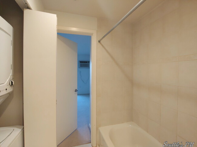 Photo - "Urban Living at Its Best: Spacious 2-Bedroom Retreat with Scenic Views!" Unidad 607