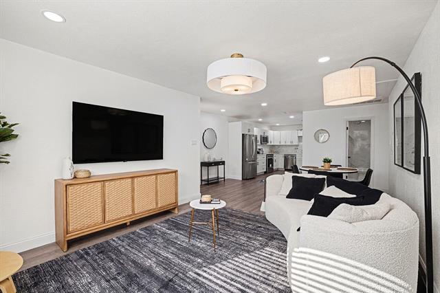 Photo - 716 E Pecan St