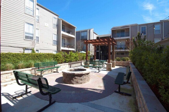 Photo - 4400 Memorial Dr