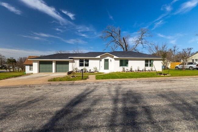 Photo - 712 E Kuehn St House