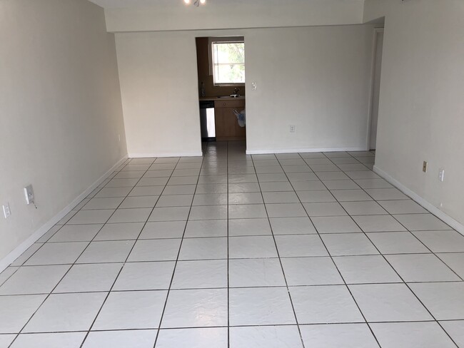 Living / dining - 7350 SW 82nd St Unit C224