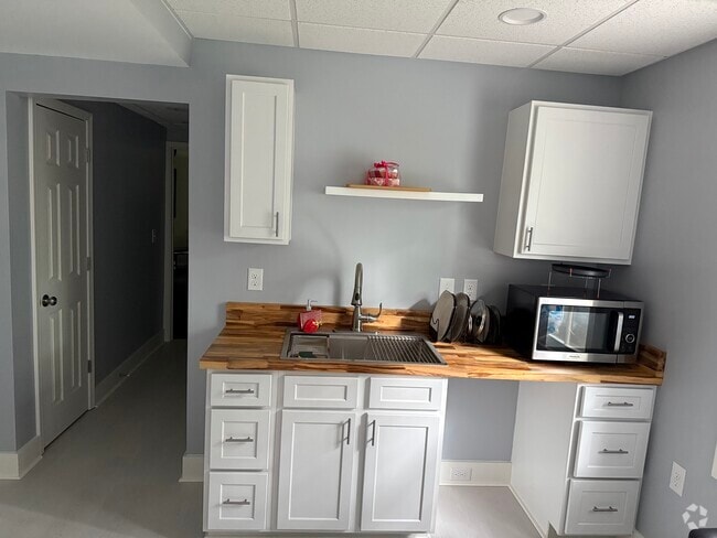 Building Photo - 2045 Parliament Dr Unit Basement apartment studio