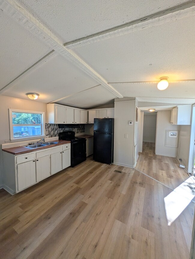 Photo - 412 McElhaney Rd