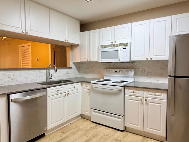 Building Photo - 929 Morreene Rd Unit B23