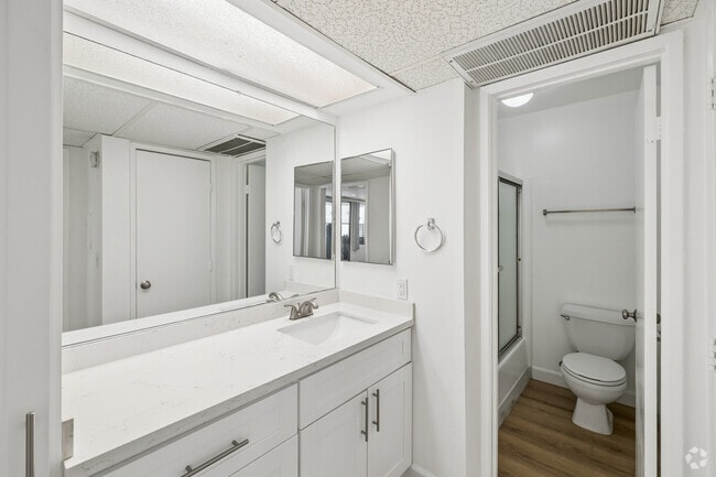 1BR, 1BA - 815SF - Bathroom