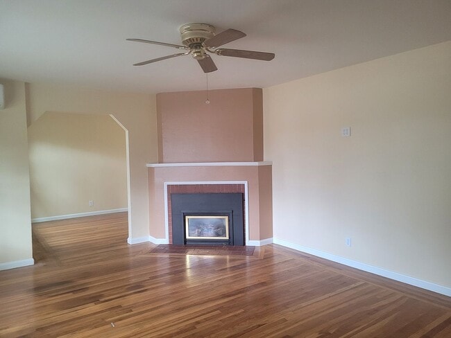 Building Photo - 2106 Albany Dr