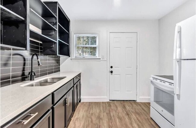 Photo - Charming 2 Bed / 1 Bath Duplex with Backyard