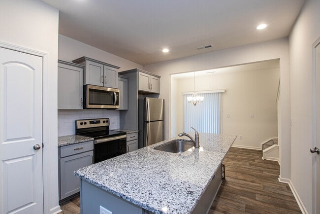 BEAUTIFUL 2 Bedroom Townhome in MIDLAND - AVAILABLE NOW