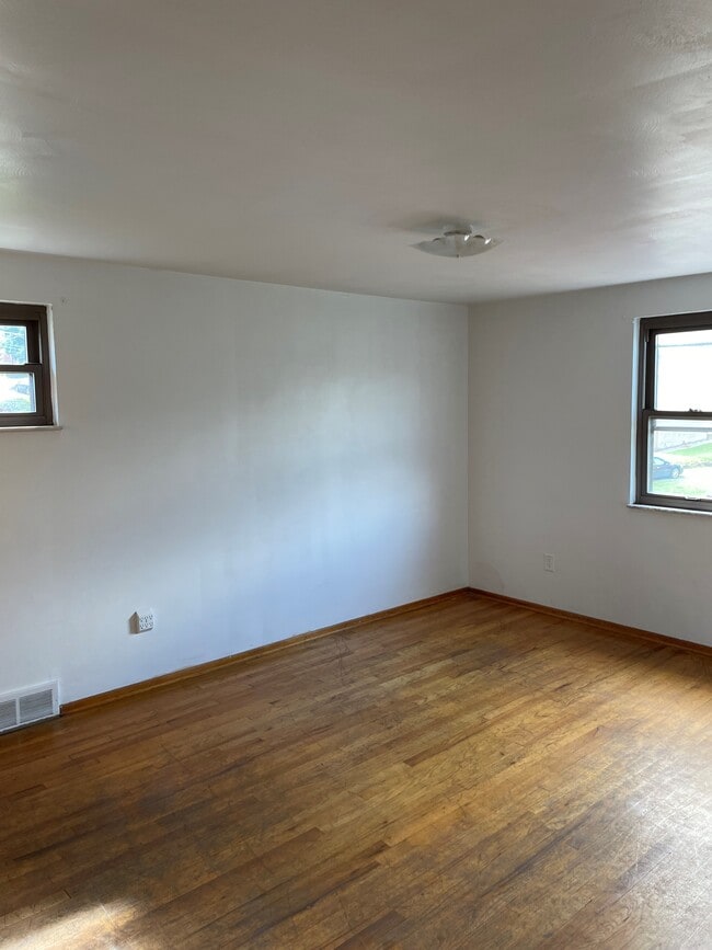 Dormitorio - 799 Greenfield Ave