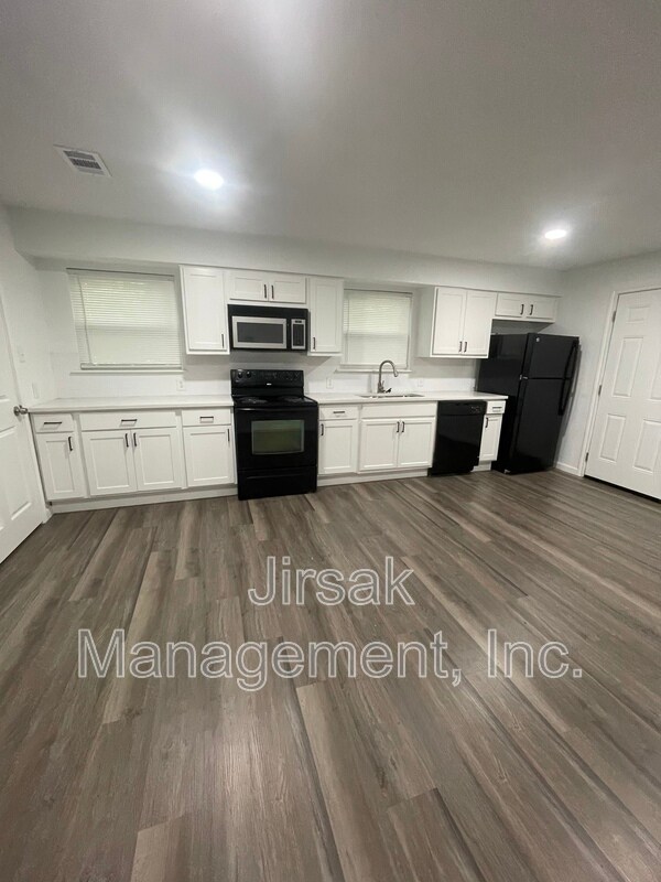 Photo - 241 3rd St NE