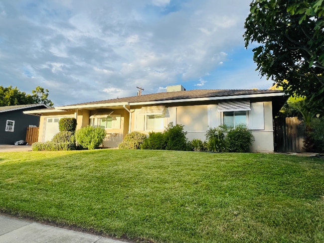 Building Photo - 6704 Larchmont Dr Rental