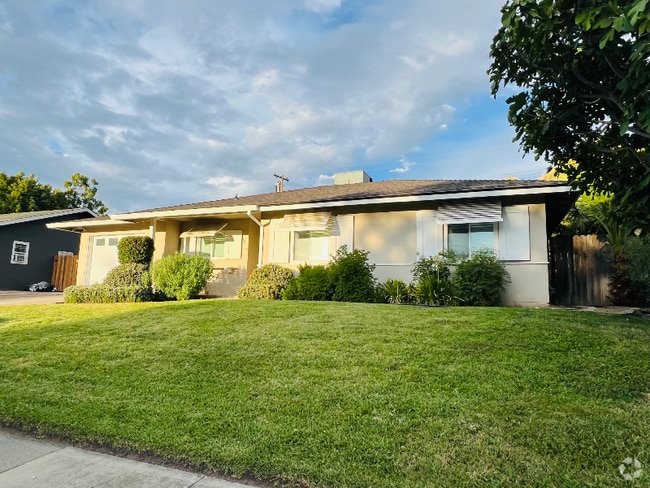 Building Photo - 6704 Larchmont Dr Rental
