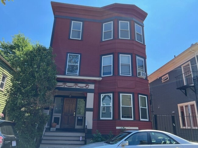Building Photo - 14 Salem St Unit 3 Rental