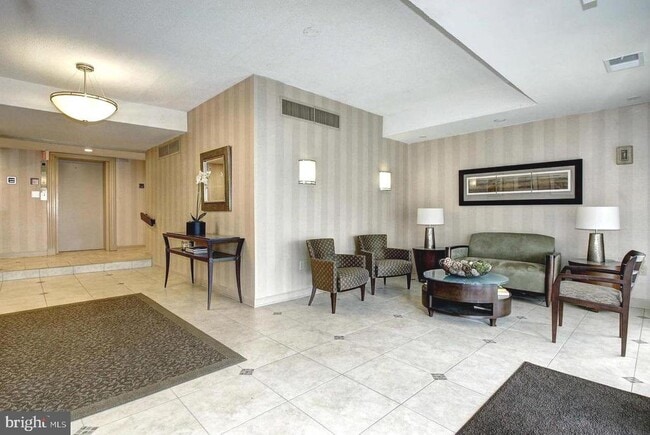 Building Photo - 4800 Chevy Chase Dr Unit 404