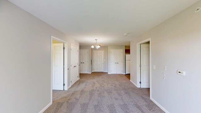Sala de estar con comedor - Meyer Pointe Senior Apartments