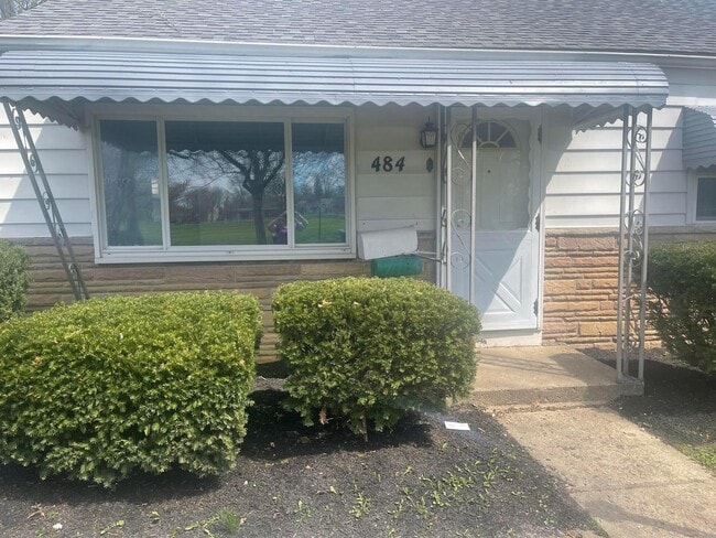 Photo - 484 S Hampton Rd