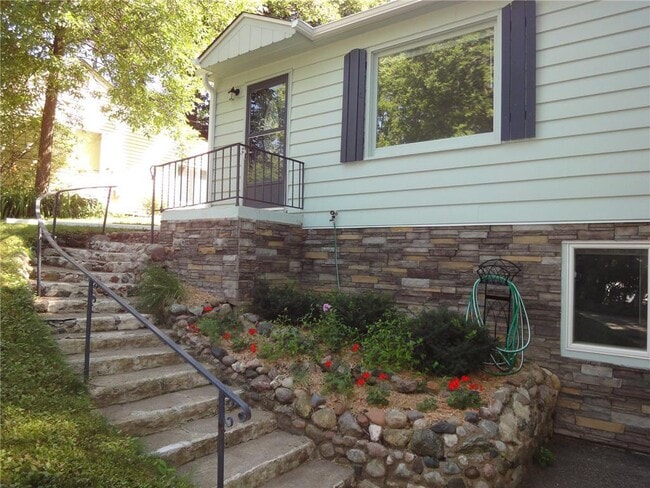 Photo - 2336 Ives Ln N