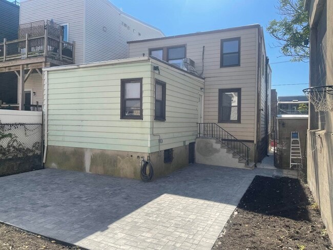 Building Photo - 416 10th St Unit 1