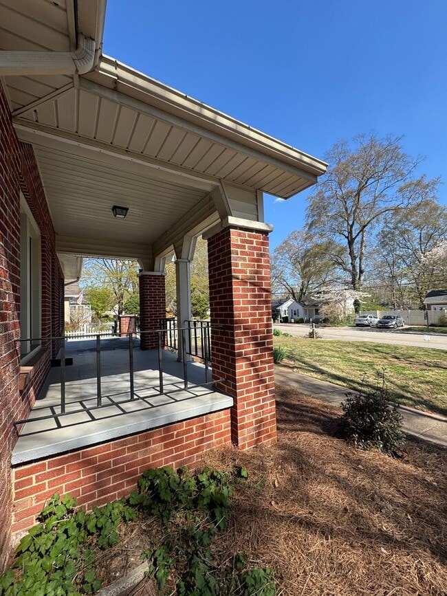 Photo - Adorable Cottage in the heart of Gainesville!