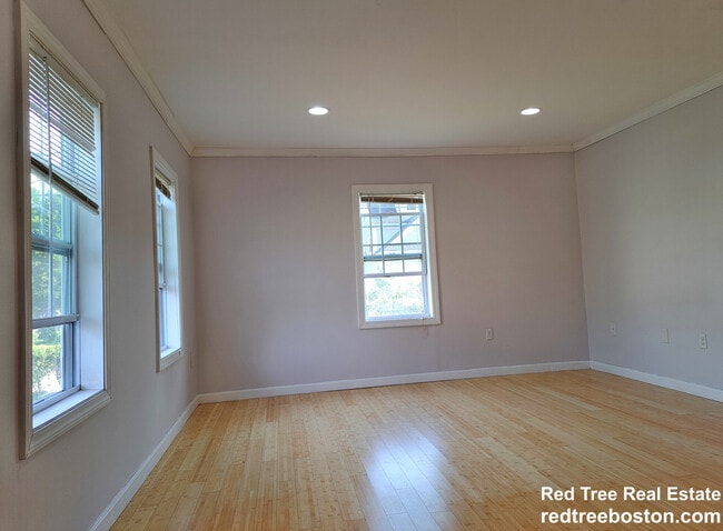 Photo - 158 Baker St