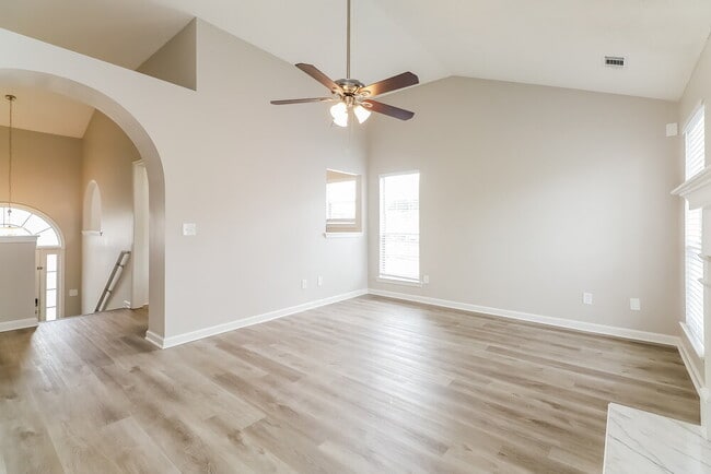 Photo - 553 Ransom Way