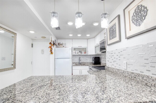 Photo - 111 Briny Ave Unidad 2008