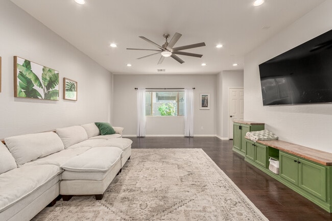 Photo - 1562 W Alder Rd