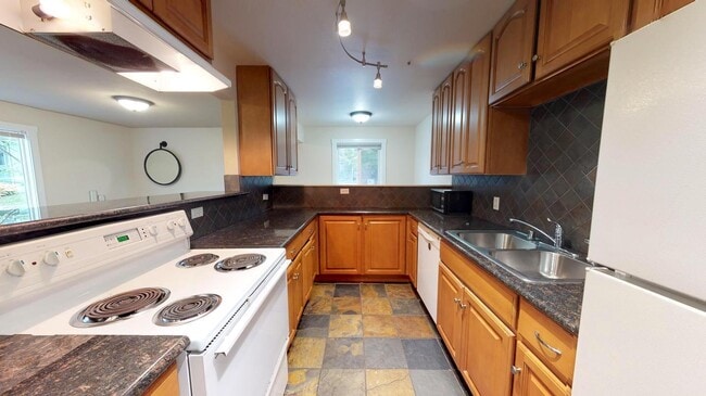 Photo - 1446 E Roy St