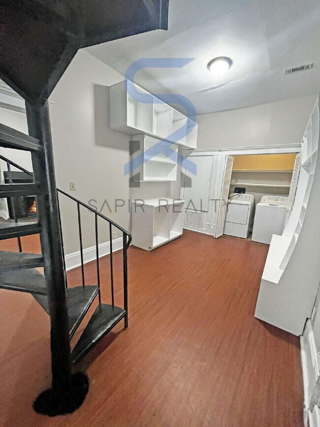 Photo - Move in before October 31st and get a $250... Unit B