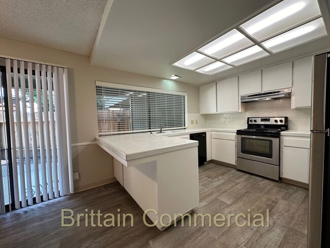 Building Photo - 6531 Lake Park Dr