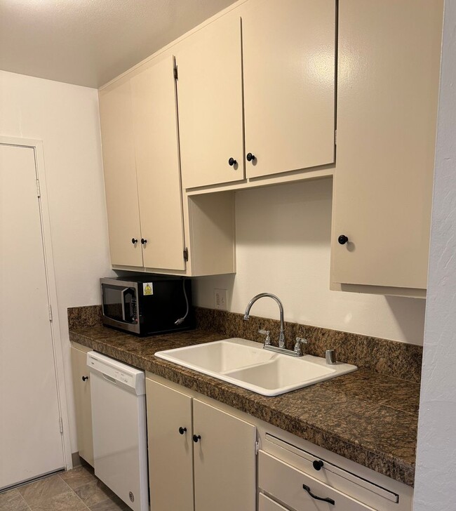 Photo - UPSTAIRS 2 BED UNIT IN ROSEVILLE!!