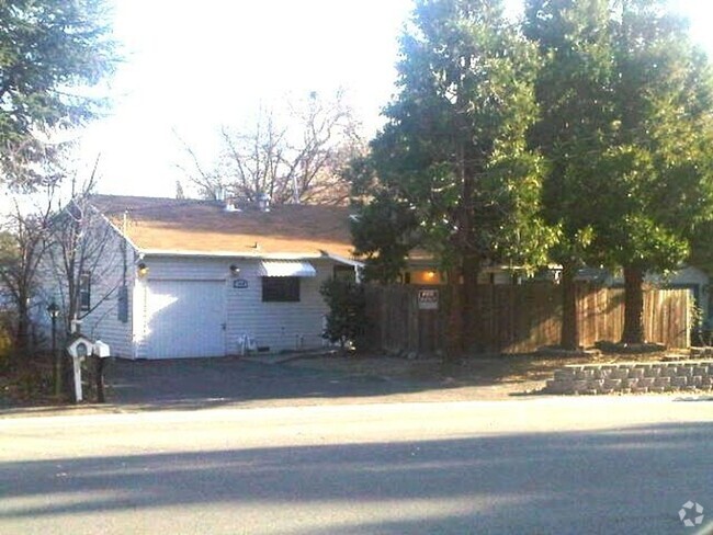 Building Photo - Cute Ranch Style Home With Large Backyard