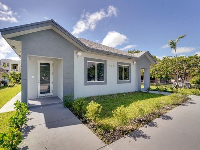 Photo - 760 SW 10th St Unit B