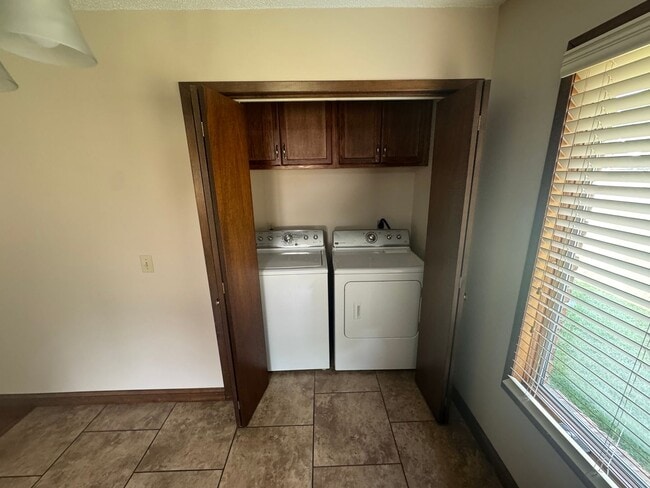 Photo - 605 E Maplewood St