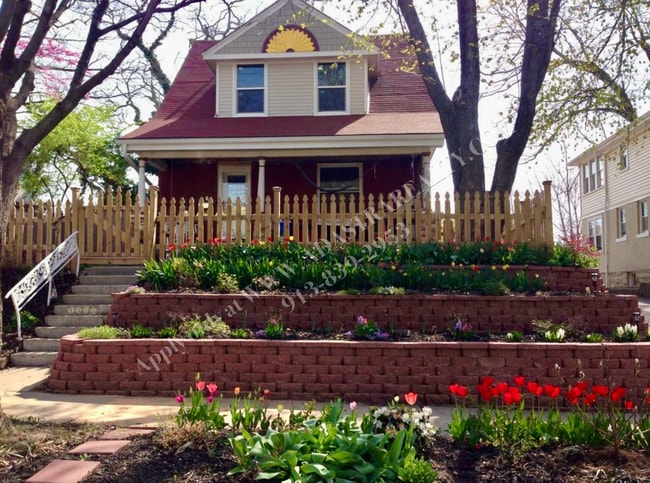 Building Photo - Beautiful 2 Bed 2 Bath Home Near The Plaza-Coming SOON!!