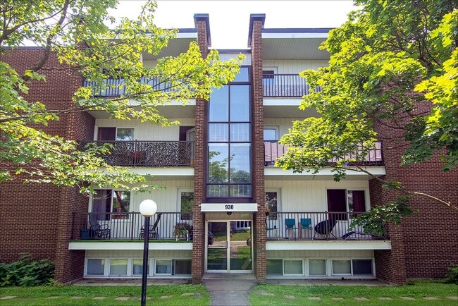 Building Photo - 930 avenue de Bourgogne Unit 000C