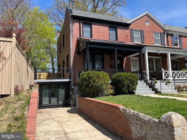 Photo - 327 Whittier St NW