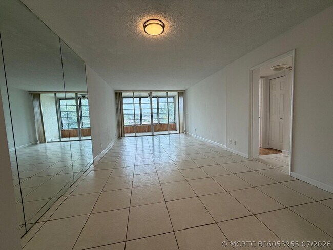 Building Photo - 9470 Live Oak Pl Unit 404