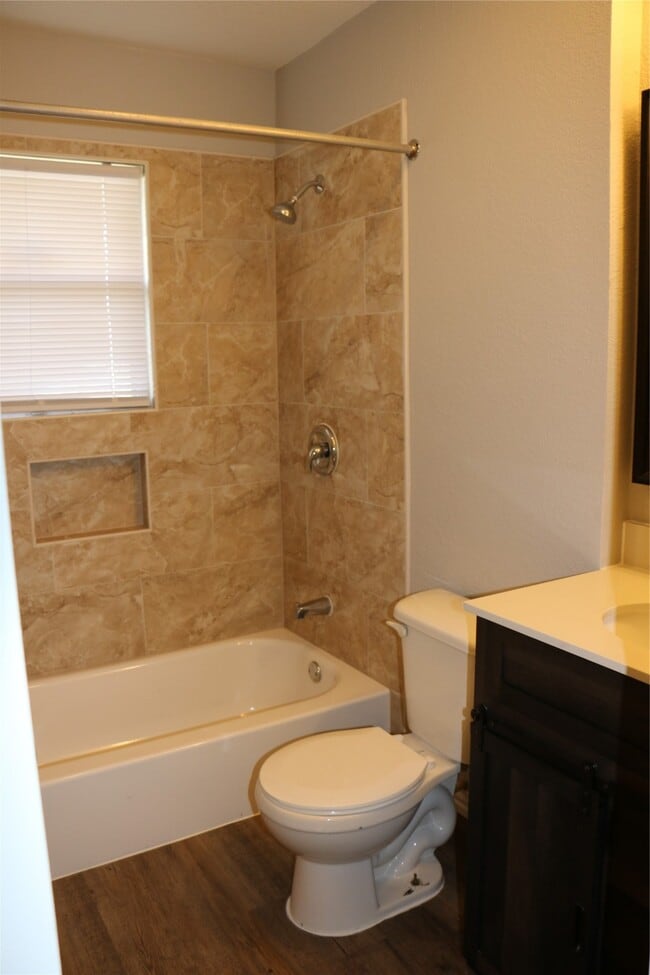 Photo - 710 W 7th St