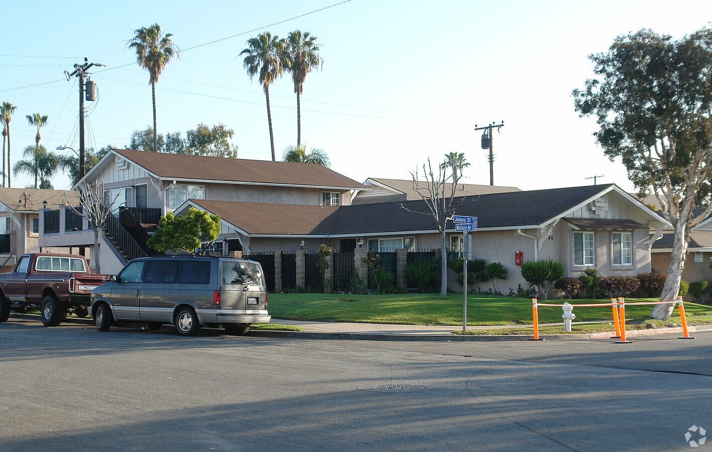 Photo - 744 James St