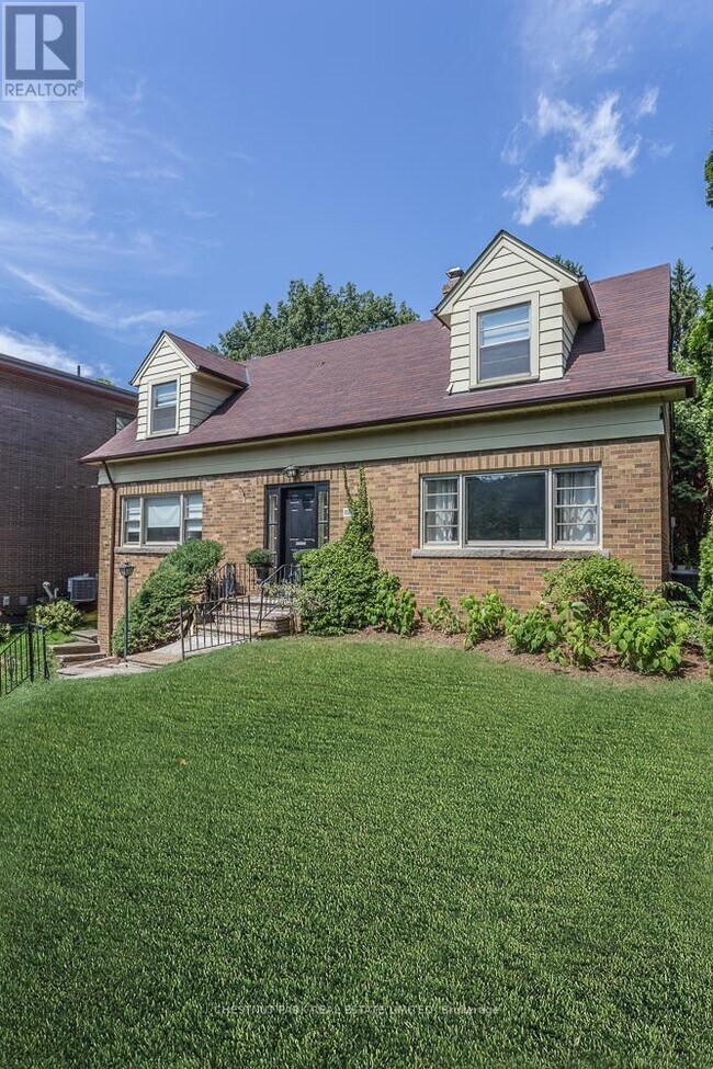 Photo - 180 Strathgowan Ave