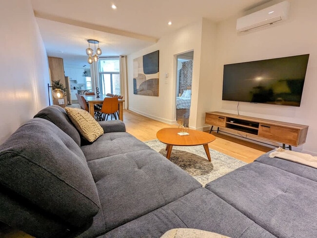 Building Photo - 4617 R. Saint-Denis