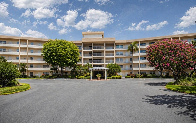 Building Photo - 3900 Oaks Clubhouse Dr Unit King  rarely available, BIG!