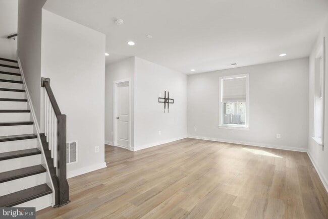 Photo - 301 Willis St