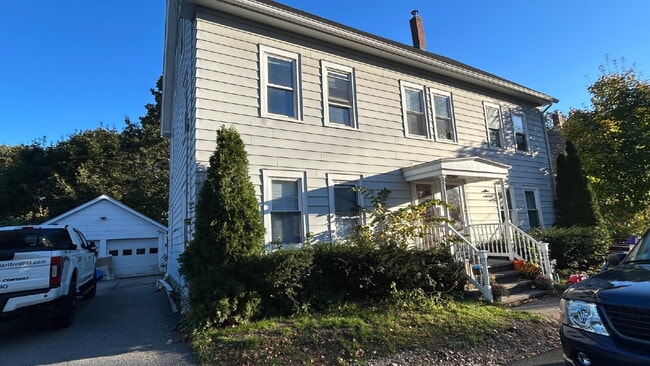 Building Photo - Newly updated, bright and spacious 2 bed/1... Unit B