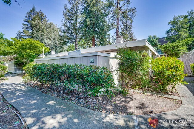 Photo - Updated 1 Bedroom Condo with Oversized Private Patio in Prime Mountain View Location