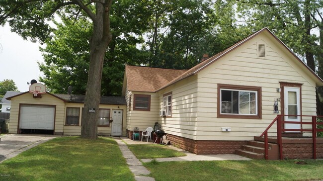2 Bedroom / 1 Bath House in GREAT Location! - 2 Bedroom / 1 Bath House in GREAT Location!